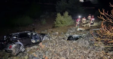 Oštećeno vozilo nakon teške nesreće s ekipom hitne pomoći u noćnom satu