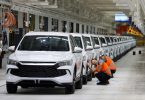 Red bijelih Chevrolet Equinox EV automobila u fabrici