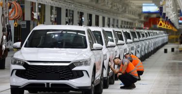 Red bijelih Chevrolet Equinox EV automobila u fabrici