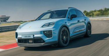 Plavi Porsche crossover model na stazi