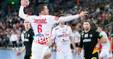 Hrvatski rukometaš broj 6 u napadu s rukometnom loptom tijekom utakmice protiv Njemačke