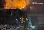 Vatrogasci i spasitelji gase požar u zgradi tokom noćnog ruskog napada na Ukrajinu