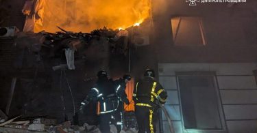 Vatrogasci i spasitelji gase požar u zgradi tokom noćnog ruskog napada na Ukrajinu