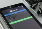 Prikaz Spotify aplikacije na pametnom telefonu s prikazom glazbenih postavki i mogućnosti dijeljenja