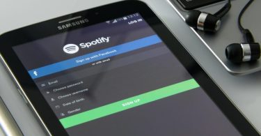 Prikaz Spotify aplikacije na pametnom telefonu s prikazom glazbenih postavki i mogućnosti dijeljenja