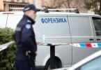 Policijski kombi i policajac na mjestu događaja