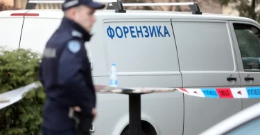 Policijski kombi i policajac na mjestu događaja