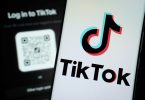 Zaslon pametnog telefona s TikTok logom i sučeljem aplikacije