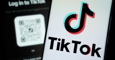 Zaslon pametnog telefona s TikTok logom i sučeljem aplikacije