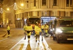 Službenici čistačke službe u žutim prslucima čiste ulicu u Zagrebu nakon dočeka Nove godine