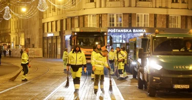 Službenici čistačke službe u žutim prslucima čiste ulicu u Zagrebu nakon dočeka Nove godine