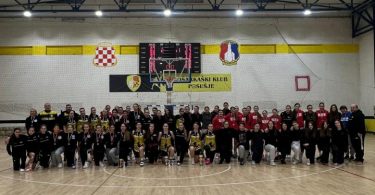 Učesnici ženskog košarkaškog turnira okupljeni na parketnom igralištu u sportskoj dvorani
