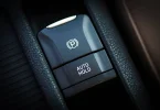 Crno Auto Hold dugme na upravljaču automobila s parkirnim simbolom