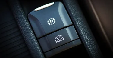 Crno Auto Hold dugme na upravljaču automobila s parkirnim simbolom