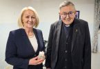 Žena i stariji muškarac u formalnoj odjeći tijekom sastanka u unutarnjosti