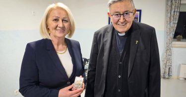 Žena i stariji muškarac u formalnoj odjeći tijekom sastanka u unutarnjosti