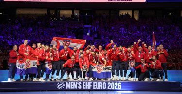 Hrvatska rukometna reprezentacija poza na podiju s brončanom medaljom nakon Europskog rukometnog prvenstva