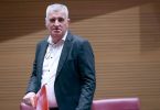 Miro Bulj u plavom saku govori o korisnošenju reprezentacije u politici