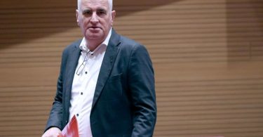 Miro Bulj u plavom saku govori o korisnošenju reprezentacije u politici