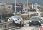 Bijeli automobil nakon nesreće na cesti u Čapljini s vidljiva oštećenja