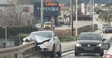 Bijeli automobil nakon nesreće na cesti u Čapljini s vidljiva oštećenja