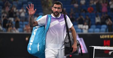 Tenisač Marin Čilić машва rukom napuštajući teren nakon meča na Delray Beach turniru