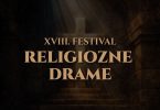 Zlatni tekst XVIII. Festivala religiozne drame na pozadini starog kamenog hodnika