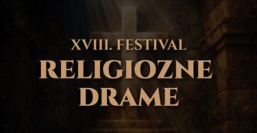 Zlatni tekst XVIII. Festivala religiozne drame na pozadini starog kamenog hodnika