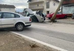 Bijeli automobil završio na boku nakon prometne nesreće, očevid u tijeku