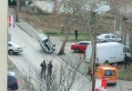 Automobil oboreno na bok nakon prometne nesreće, službe na mjestu nesreće