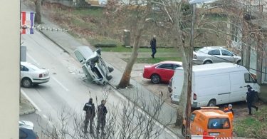 Automobil oboreno na bok nakon prometne nesreće, službe na mjestu nesreće