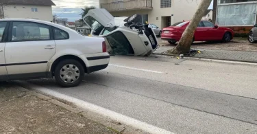 Bijeli automobil završio na boku nakon prometne nesreće, očevid u tijeku