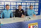 Tri osobe za stolom na konferenciji za novinare, poza sa mikrofonima ispred logo panoa HŠK Posušje