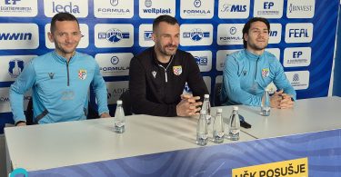 Tri osobe za stolom na konferenciji za novinare, poza sa mikrofonima ispred logo panoa HŠK Posušje