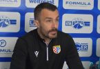 Trener na press konferenciji pred utakmicu, logo HŠK Posušje u pozadini