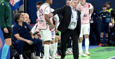 Hrvatski futsaleri tijekom utakmice na EP-u, trener daje instrukcije igračima sa klupe