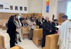 Svečana proslava u crkvi s obiteljom i gostima tijekom dijamantnog pira