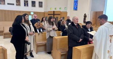 Svečana proslava u crkvi s obiteljom i gostima tijekom dijamantnog pira