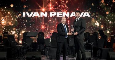 Ivan Penava na pozornici tijekom primanja nagrade za najboljeg suca godine u taekwondou