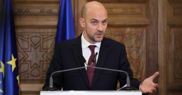 Francuski ministar govori na press konferenciji s europskom zastavom u pozadini