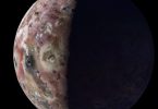 Fotografija Jupitera s vidljivim atmosferskim vzorcima i tamnom stranom planeta
