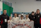 Članovi karate kluba Posušje s trenerima i osvojenim medaljama na natjecanju