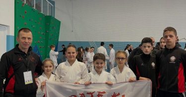 Članovi karate kluba Posušje s trenerima i osvojenim medaljama na natjecanju