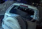 Oštećeno bijelo vozilo s razbijenim prozorima nakon noćnog napada dronovima u Kijevu