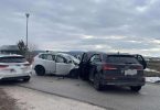 Dva oštećena automobila nakon sudara na cesti, vozilo s otvorenim vratima