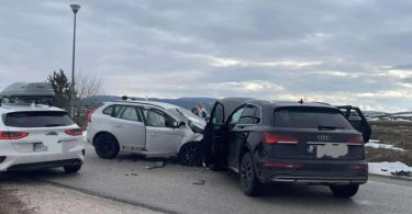 Dva oštećena automobila nakon sudara na cesti, vozilo s otvorenim vratima