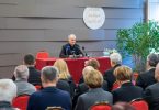 Nadbiskup govori na javnoj tribini pred publikom o etičkim pitanjima