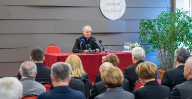 Nadbiskup govori na javnoj tribini pred publikom o etičkim pitanjima