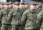 Grupa vojnika u maskirnoj uniformi Oružanih snaga tijekom vojne obuke