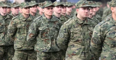 Grupa vojnika u maskirnoj uniformi Oružanih snaga tijekom vojne obuke